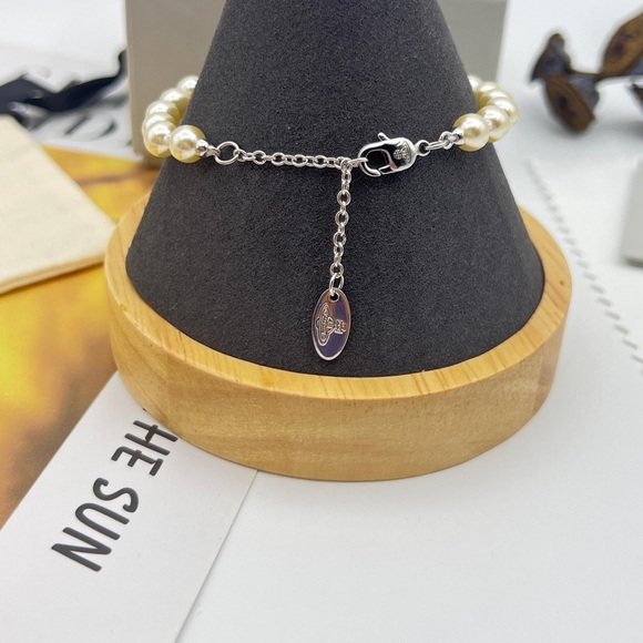 Vivienne Westwood Saturn Brooch Pearl Bracelet - Silver - Picture 6 of 6